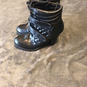 Cute black ankle boots!!!